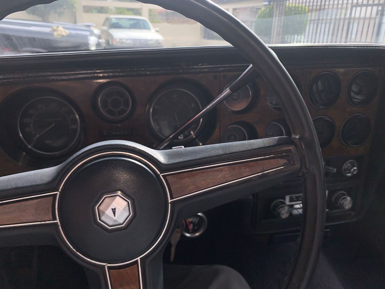 Este Pontiac Grand Prix del año 82 es la adoración de Silvia y Luis Roberto Aguilar. Cortesía.