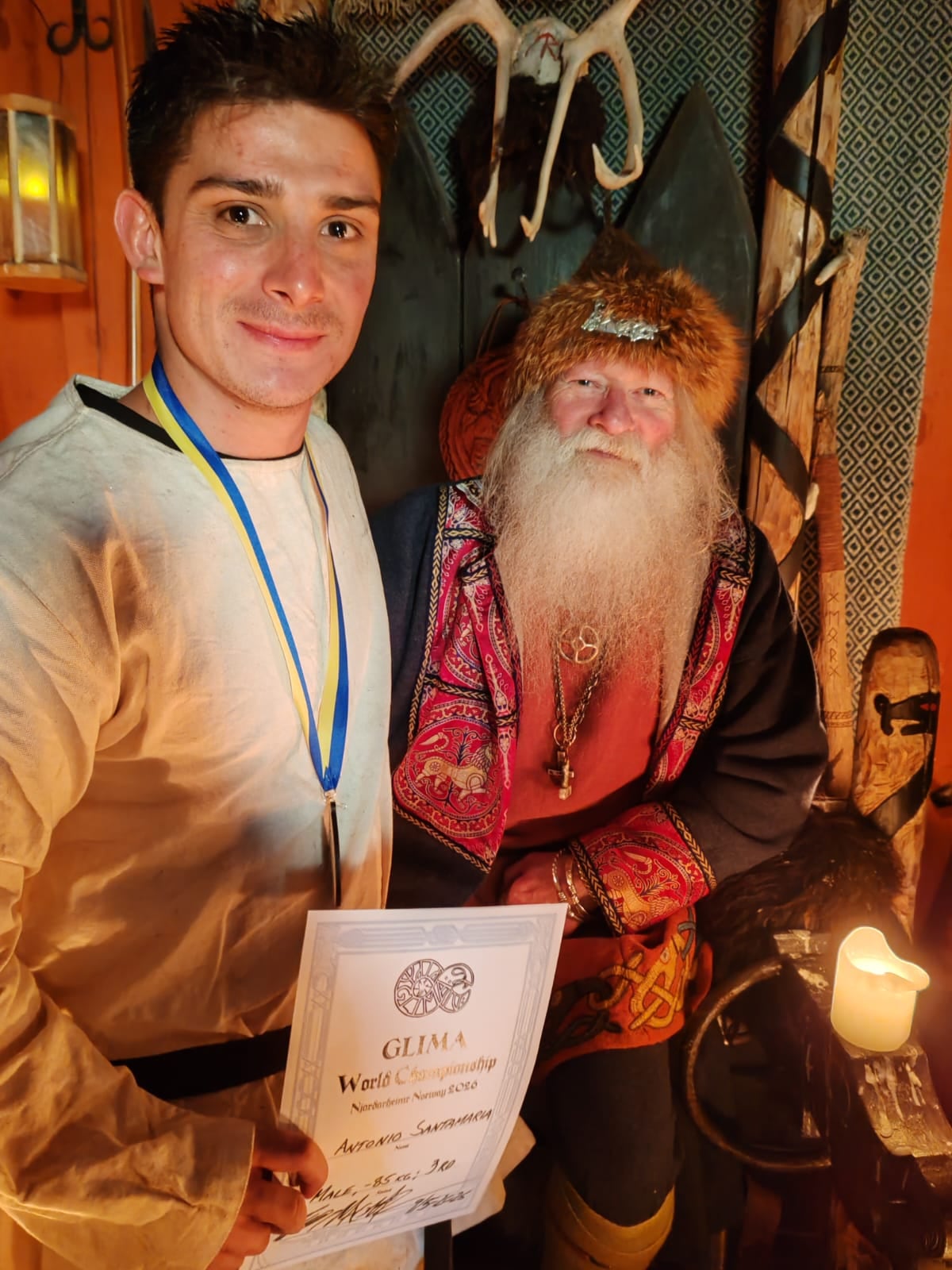 Roberto Fontana, vecino de Desamparados, ganó invicto el Mundial de Lucha Vikinga y se convirtió en el primer campeón mundial fuera de los países escandinavos en la historia. En la foto con Anthony Santamaría, luchador tico de Monteverde