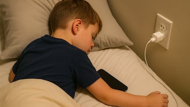 Niño de 8 años sufre fuerte descarga eléctrica mientras dormía con su celular conectado