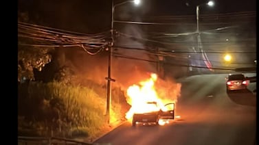 Hombre sufre terribles quemaduras al incendiarse su carro