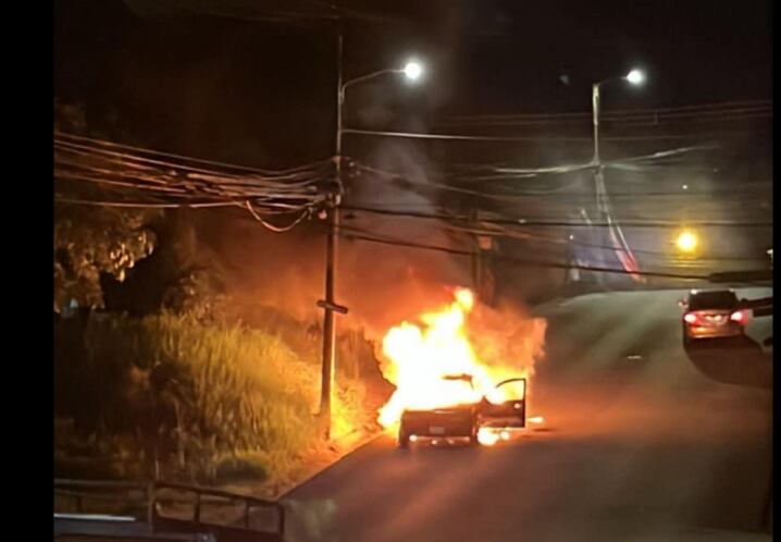 Un hombre sufrió quemaduras al tratar de apagar el incendio de su carro. Foto: Periódico El Desamparadeño