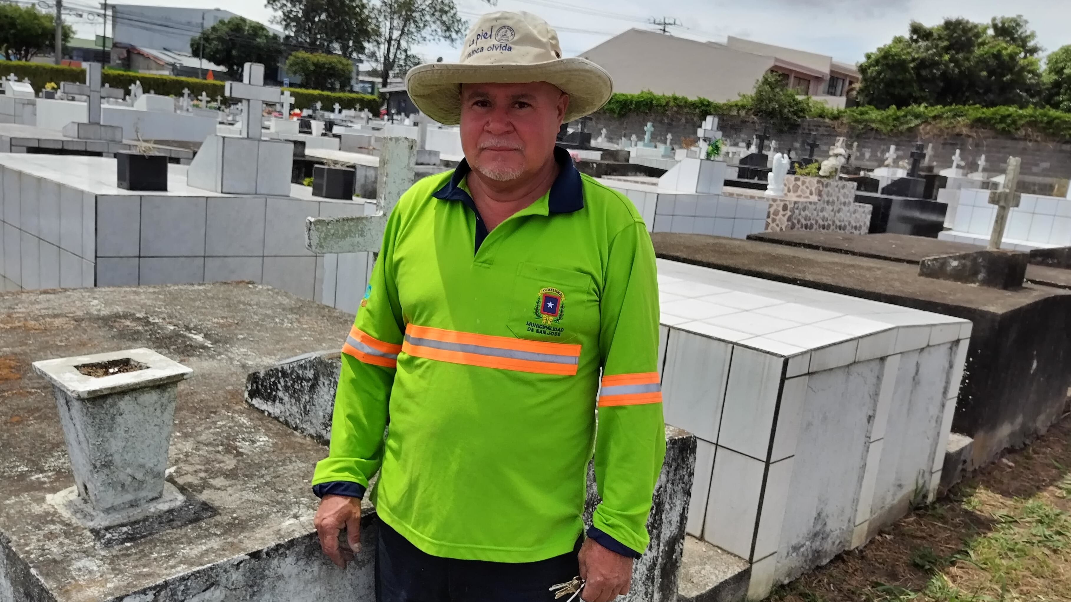 Alexander Jiménez Barahona, nativo de Llano Alexander Jiménez Barahona, nativo de Llano Hermoso de Puriscal, nos abrió las puertas del cementerio Corazón de Jesús de La Uruca y de su experiencia, para entender un poquito mejor ese oficio de panteonero. Hermoso de Puriscal, nos abrió las puertas de “su” cementerio y de su experiencia, para entender un poquito mejor ese oficio de panteonero.