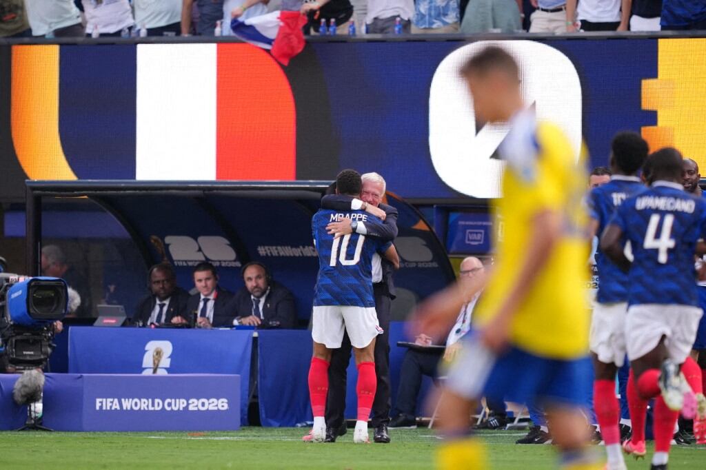 Kylian Mbappé se fundió en un abrazo solidario con su entrenador, Didier Deschamps, tras marcar el primer gol en el partido entre Francia y Suecia en el Mundial 2026.
