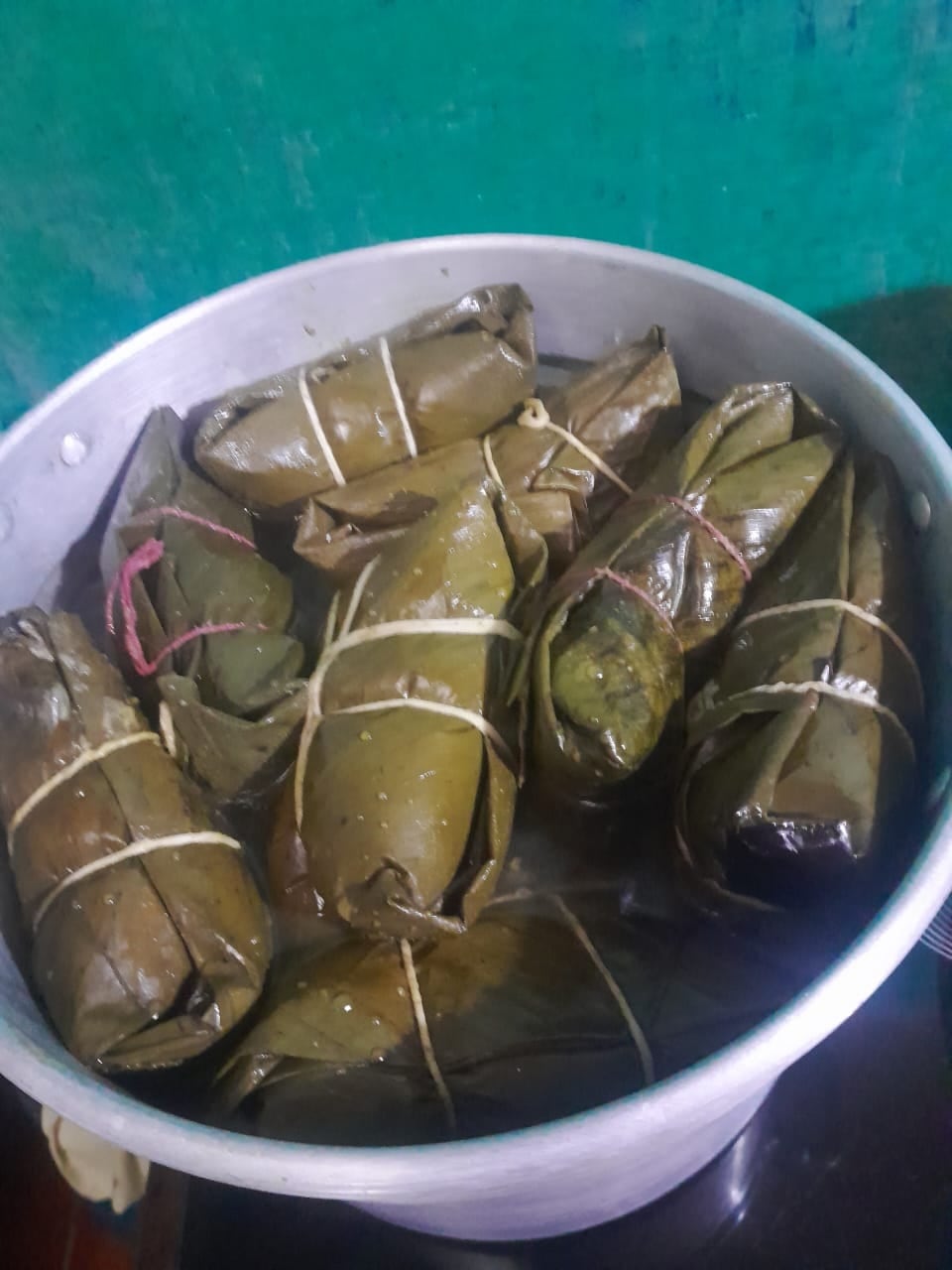 Doña Karla Laguna Roque, quien nació en Matagalpa y heredó la cuchara de su abuela y su mamá, nos da bolados para hacer nacatamales navideños nicaragüenses