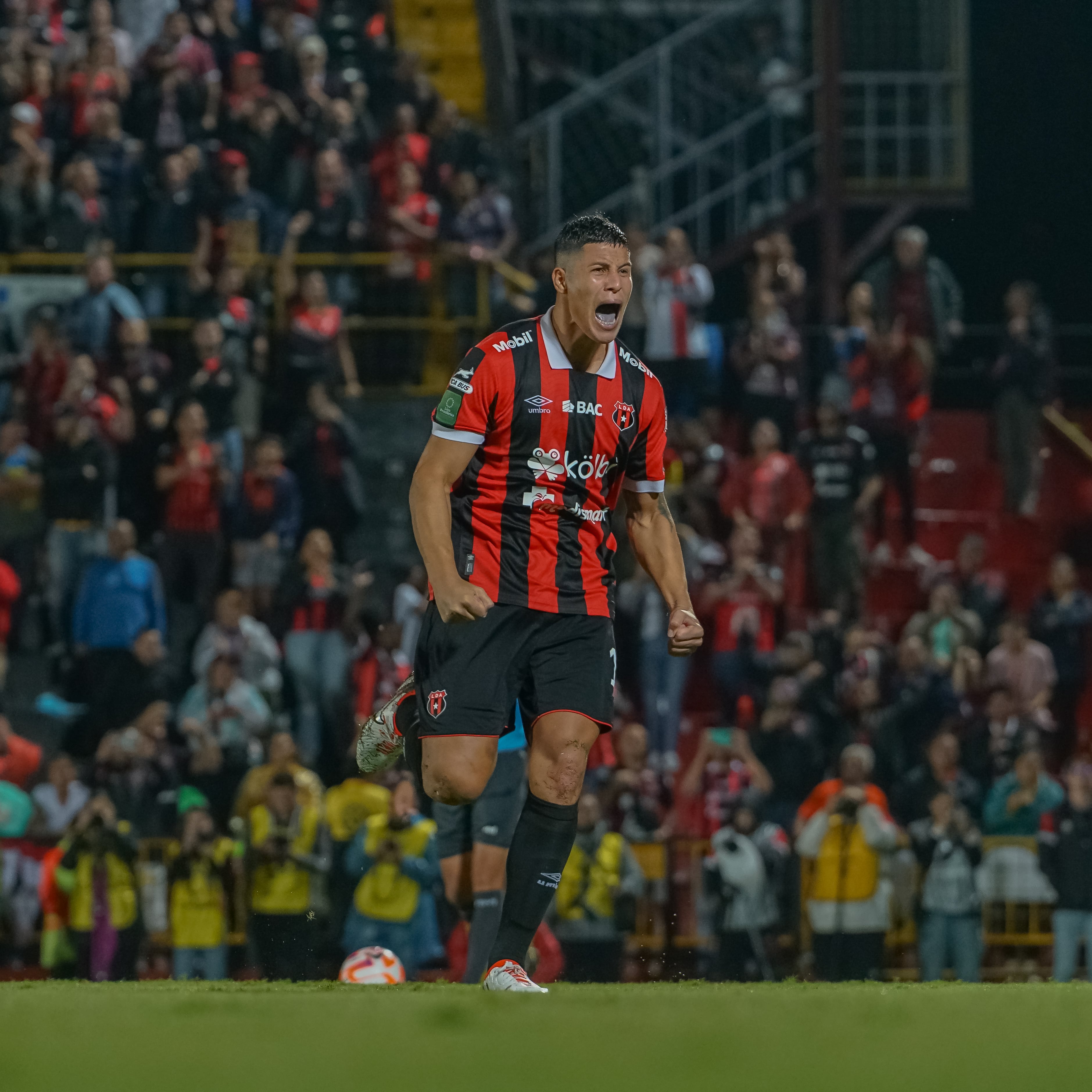 Alexis Gamboa cobró con frialdad el lanzamiento de penal. Liga Deportiva Alajuelense tuvo 100% de efectividad desde el manchón blanco.