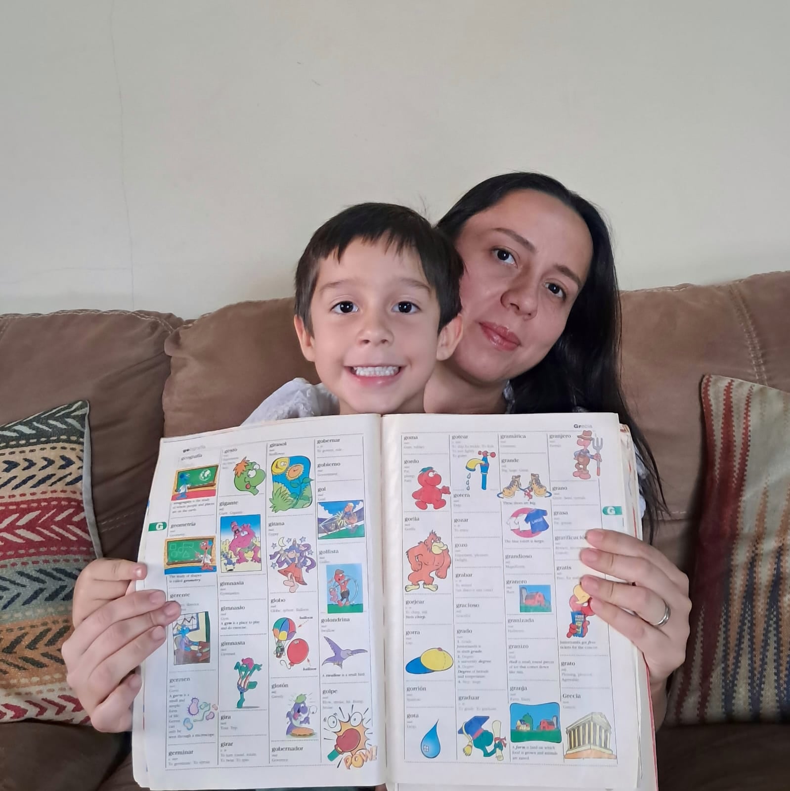 Natalia Alfaro, vecina de San Pedro de Poás de Alajuela, quien no solo creció con Los Zumbis, sino que los guardó como un tesoro por más de dos décadas. En la foto con su hijo Samuel de 5 años.