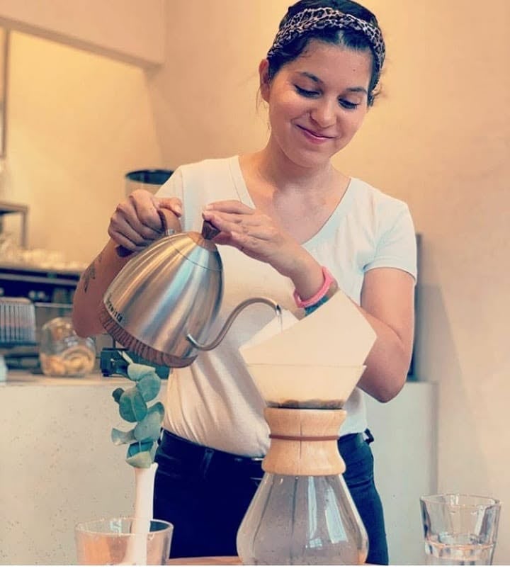 Ana Beatriz León Fallas aprendió desde niña el valor del trabajo entre las matas de café y, años después, ese mismo aprendizaje la impulsó a vencer sus miedos y ganar la Copa Lelit-Barista en Casa.
