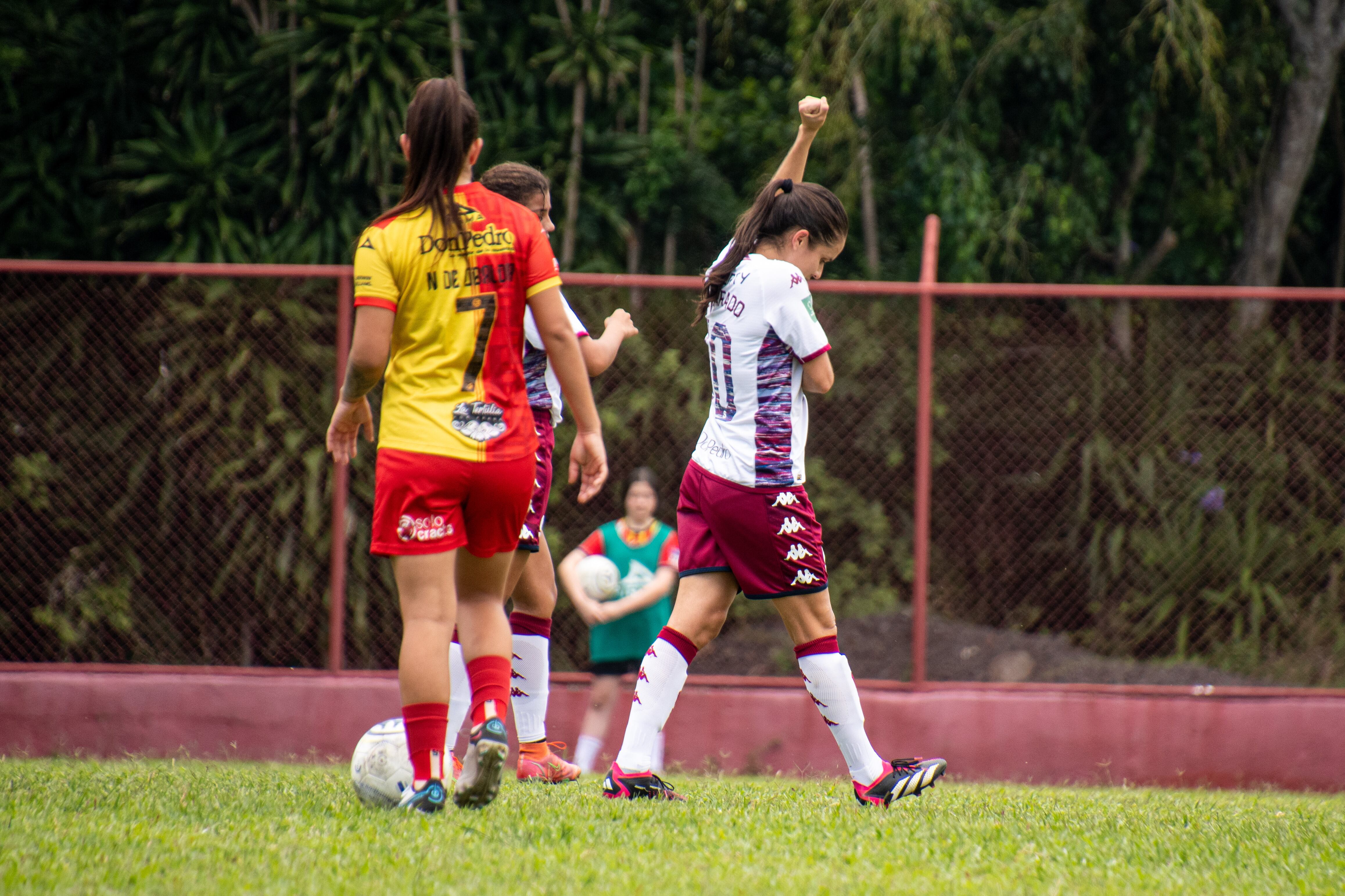 La volante del Saprissa Katherine Alvarado llegó a los 133 goles con el cuadro morado. Prensa SAP.