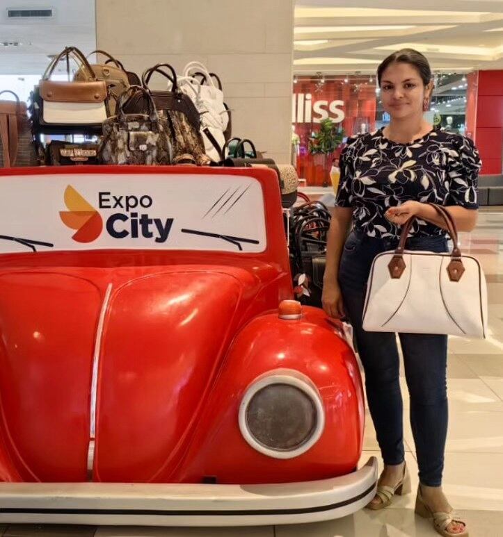 Yeni Martínez es una pulseadora, fabrica bolsos y trajo su talento para Costa Rica.