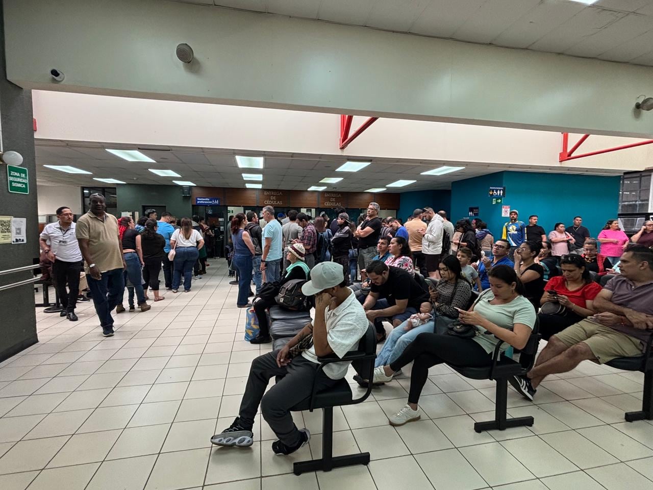 Miles de personas han llegado al TSE para solicitar la reposición de su cédula de identidad, requisito indispensable para votar.