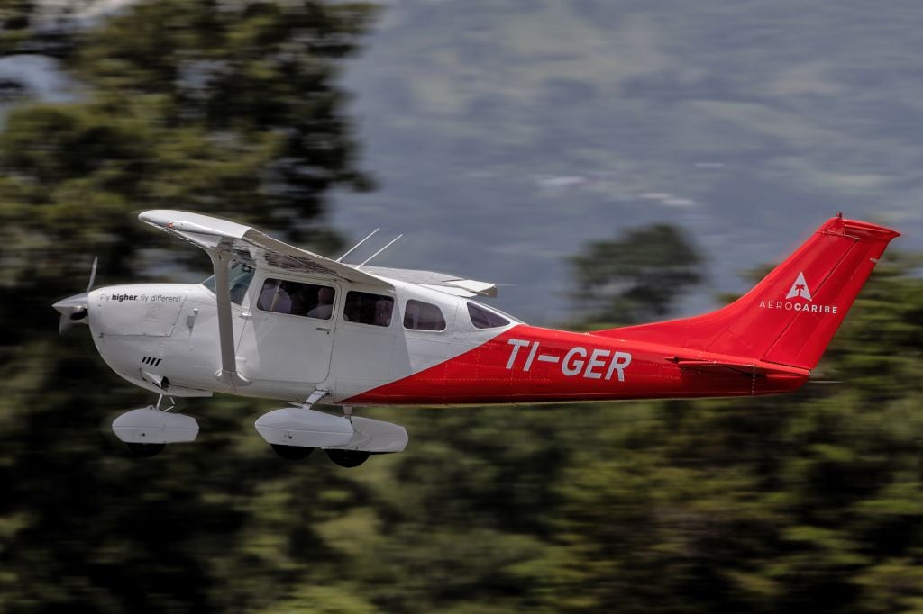 Avioneta con el piloto y cinco pasajeros se estrelló en Pico Blanco, Escazú. Foto: Tomadas de Jetphotos