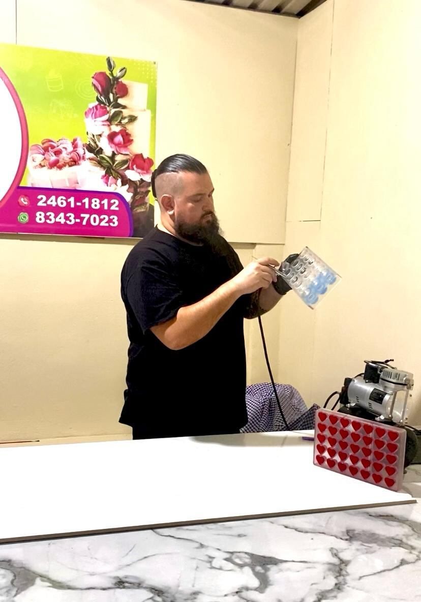 Omar Quesada Mora es un chocolatero pulseador de Ciudad Quesada que tiene un negocito llamado Zicolates