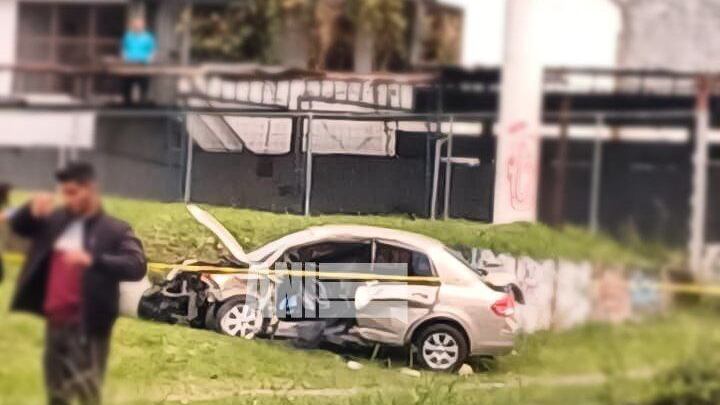 Un hombre cuya identidad no ha trascendido perdió la vida al sufrir fuertes golpes en un choque de un carro contra un poste en San Pedro de Montes de Oca, San José, el domingo 26 de enero del 2025. Foto: Cortesía ANI