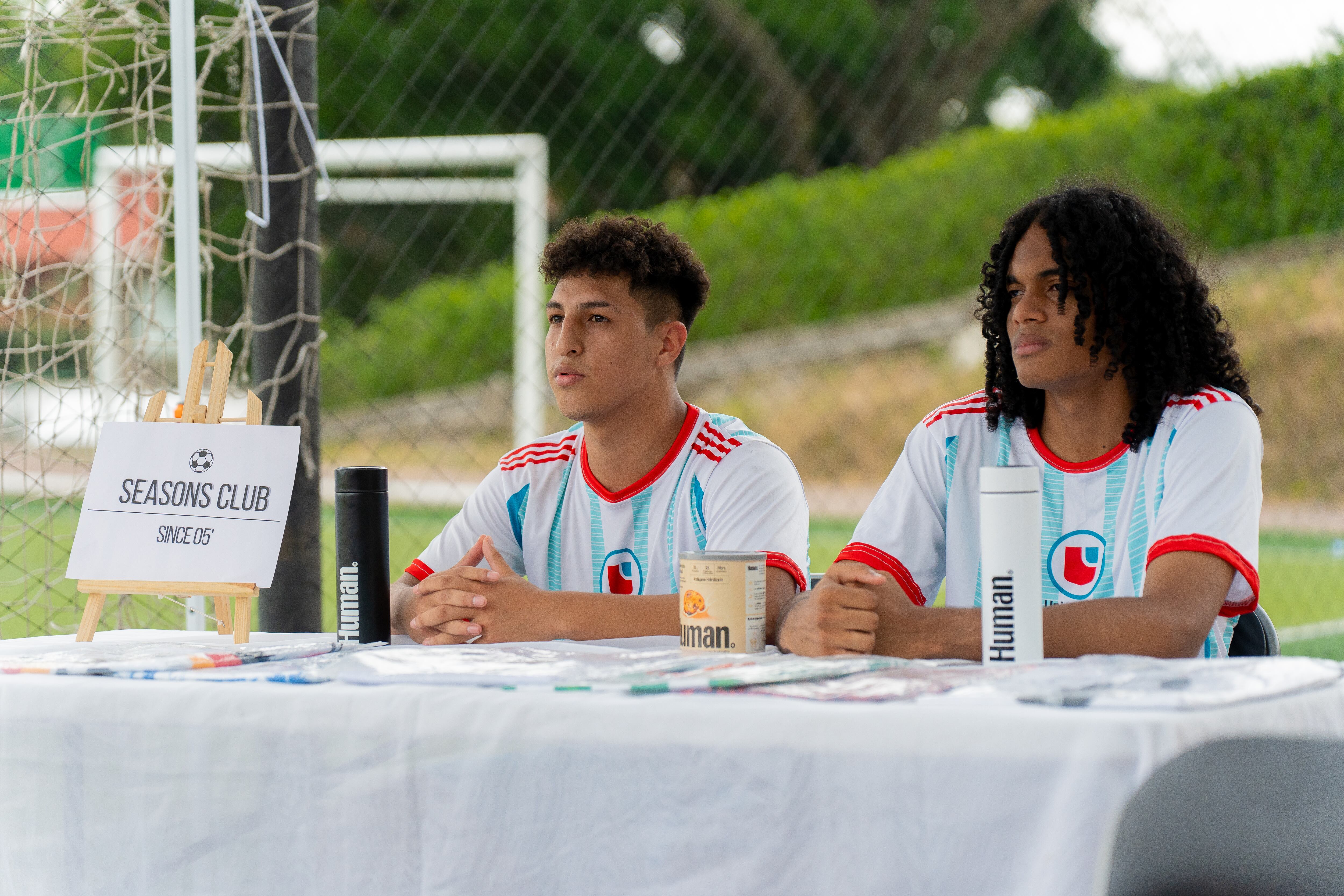 Evens Andrey Arrieta, capitán del equipo de LCI Veritas,, junto con Xilon Parks, presidente del equipo, dan la cara, y prometen darlo todo por el tercer lugar, y ser campeones a futuro, en la conferencia de prensa presentada por Seasons Club.