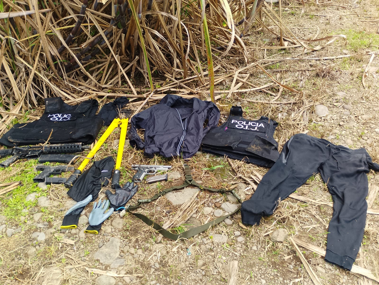 Hallan armas y chalecos con la leyenda "OIJ" dentro de cañal en Turrialba. Foto OIJ.