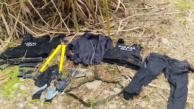 Hallan chalecos con leyenda del “OIJ” y varias armas abandonadas dentro de cañal en Turrialba