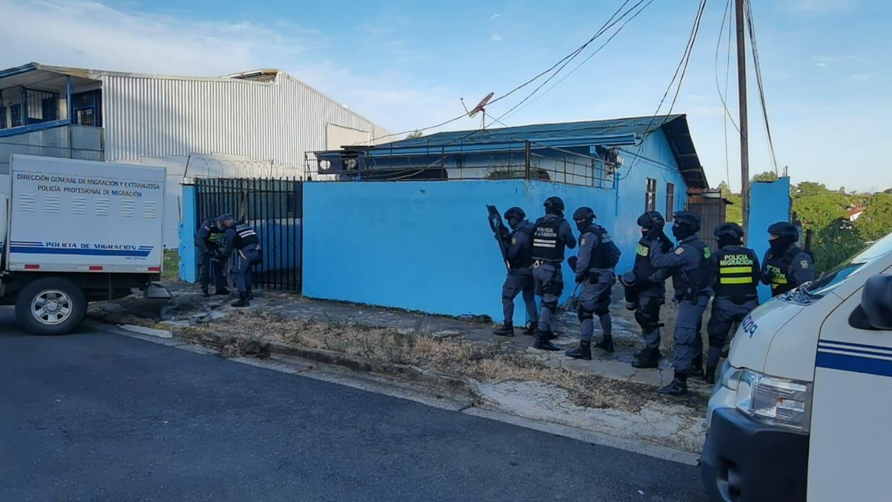 Detienen a mujeres sospechosas de falsificar documentos. Foto Policía de Migración.