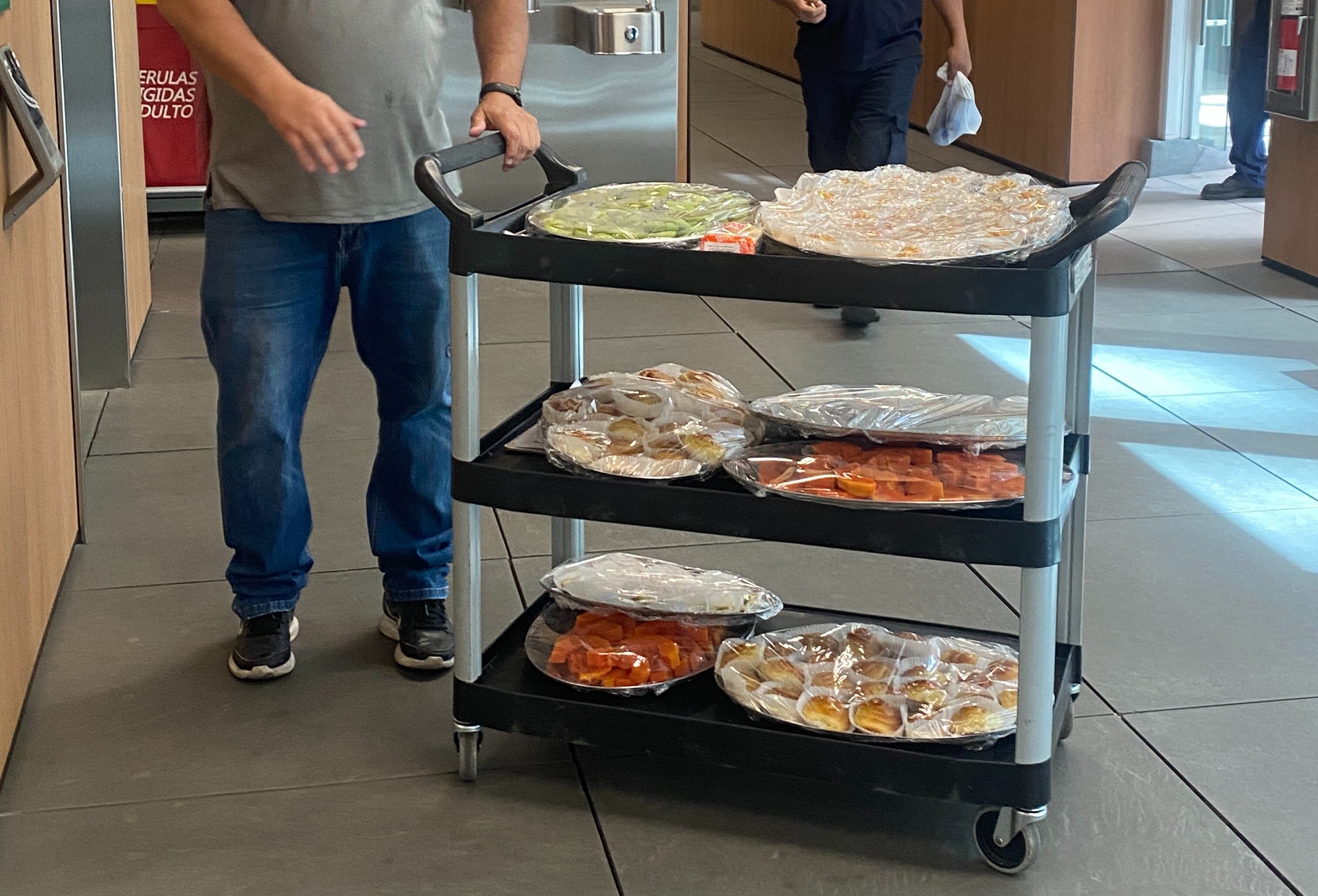 Diariamente los diputados reciben fruta y bocadillos, para ser consumidos durante las sesiones del plenario.