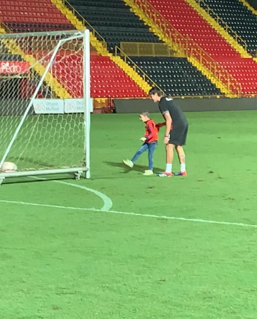 Diego Campos ayudó al pequeño Mateo Monge a hacer un gol en el Morera Soto.