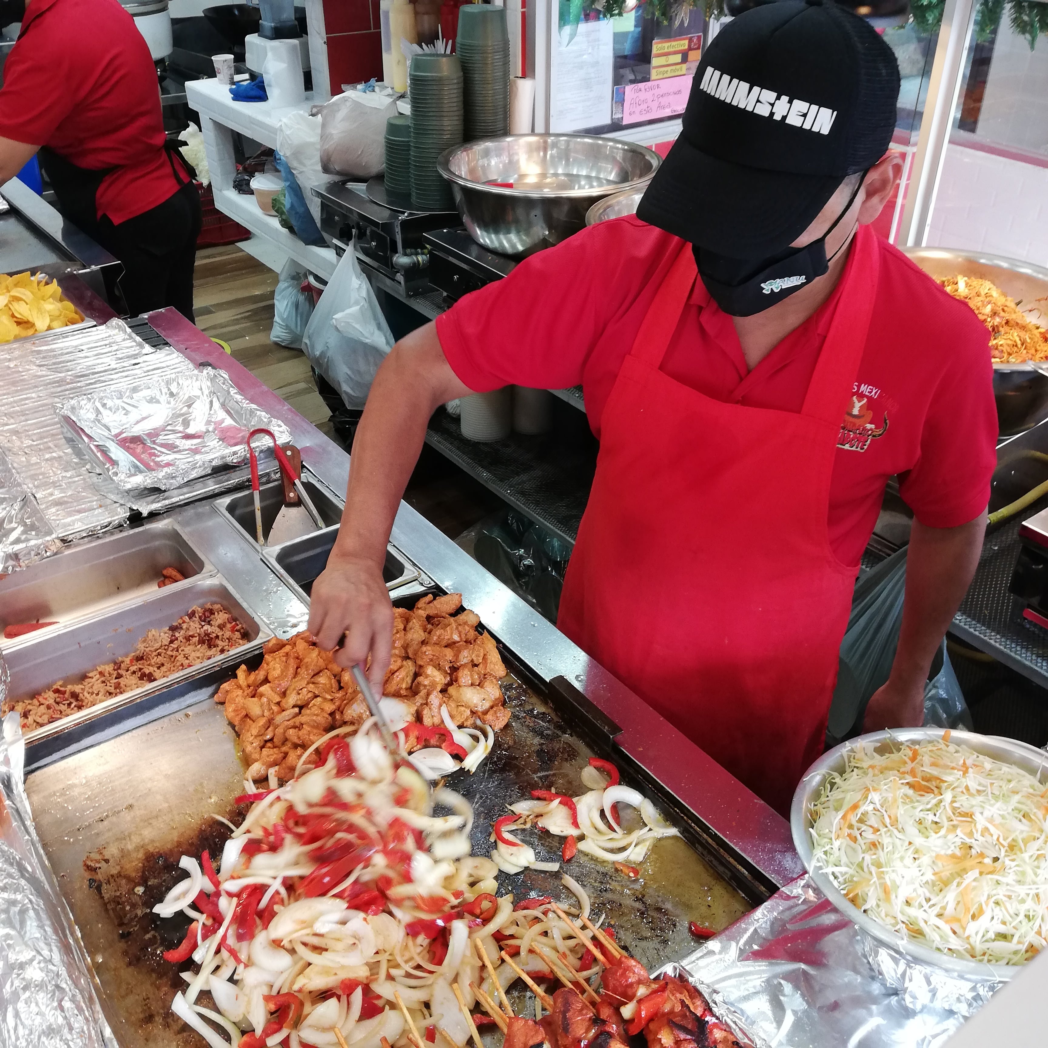 El Chimano de Zapote son cinco locales en San José que a falta de Festejos Populares en Zapote, abrieron para alegría de la gente que los a acogido muy bien. En la foto, don Nicolás Batista hace fajitas de res.