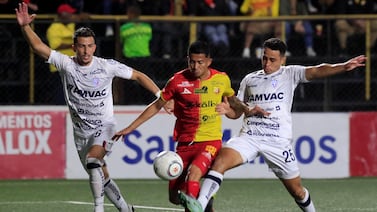 Vea cómo le robaron el carro de fácil a exnovia de jugador de San Carlos