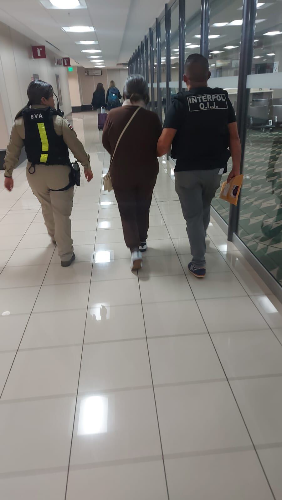 Una mujer que era buscada por estafa fue capturada por la Interpol a su llegada al país