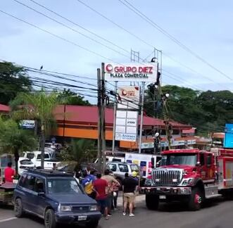 Dos trabajadores resultaron graves luego de sufrir una descarga en Santa Cruz