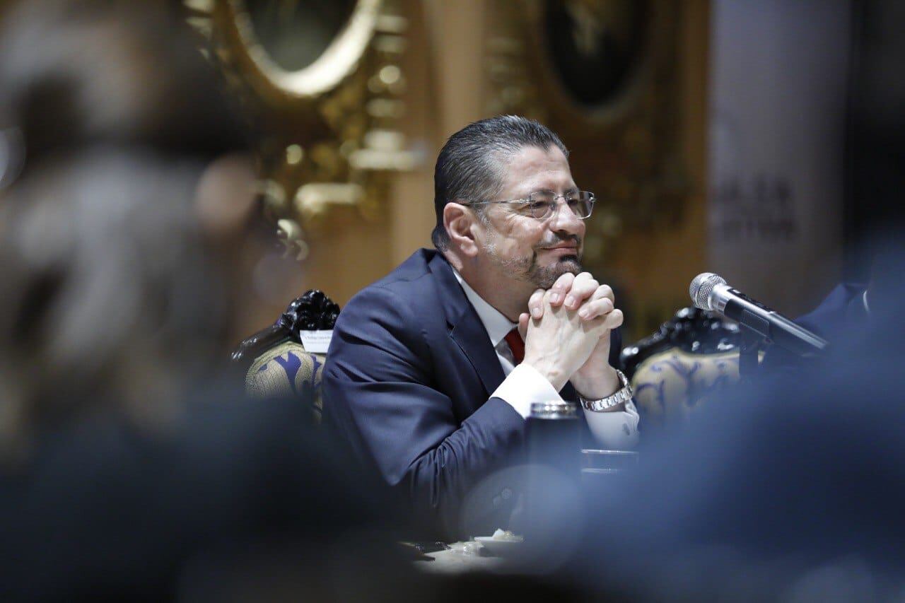 Rodrigo Chaves sorprendió a toda la Asamblea Legislativa con lo que hizo  apenas terminó de hablar su abogado | La Teja