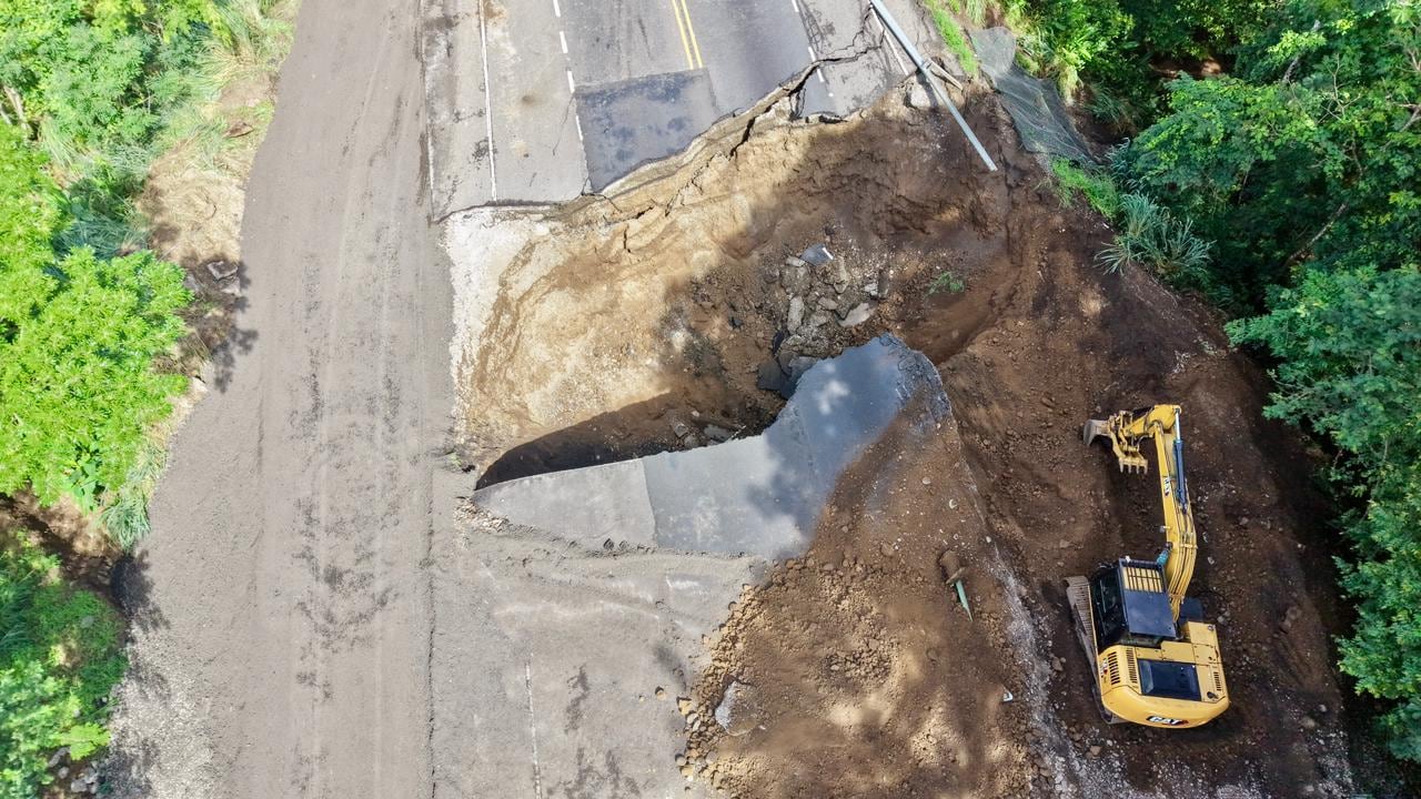 Jueves 28 de mayo de 2026. Hundimiento en la ruta 27 por cabeza de agua.