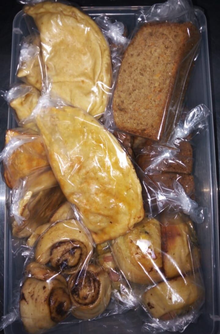 Doña Julia Godínez Guzmán y su esposo José Monge Corella, viven en la puritica entrada al pueblo Santa Clara, en Tobosi de El Guarco de Cartago en donde tienen su negocio que se llama La Cuevita