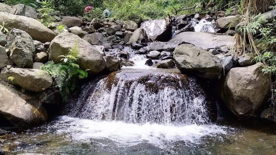 Participe en una caminata que tiene como destino una hermosa catarata.