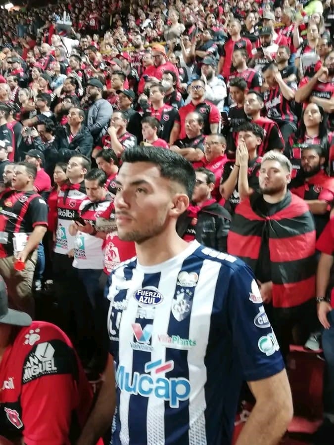Jefferson Sandí, aficionado del Cartaginés que vio el juego del jueves entre un mar de manudos. Cortesía.