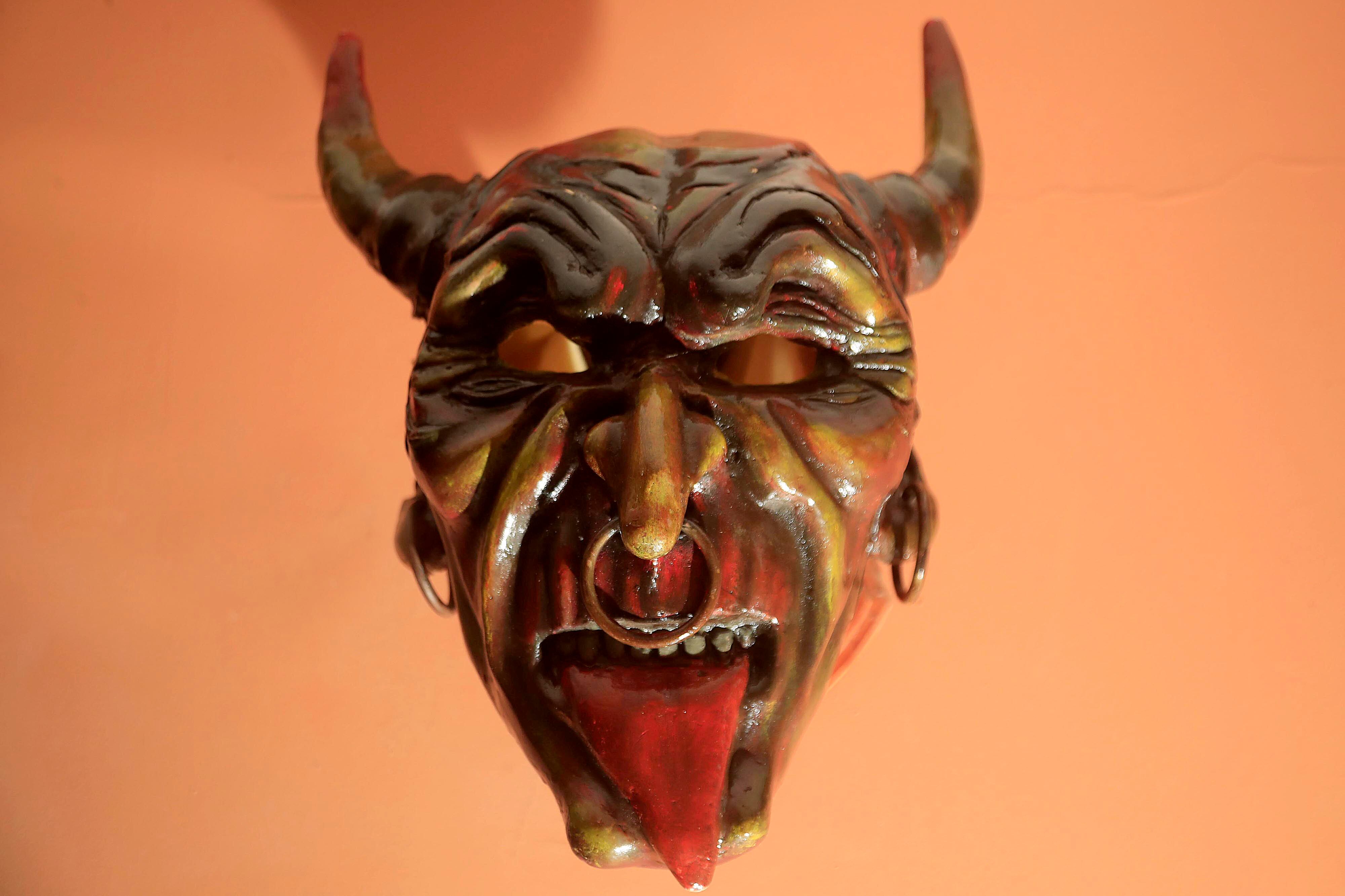 18/10/2023   Santo Domingo de Heredia. Mascarero Danis Lara, conocido como Danny Lara. El taller en donde están y las herramientas que utiliza y algunas de las máscaras que ha hecho, entre las que destacan los tradicionales diablos y brujas, así como también personajes de su inspiración como Bob Marley, Mafalda y Salvador Dalí.