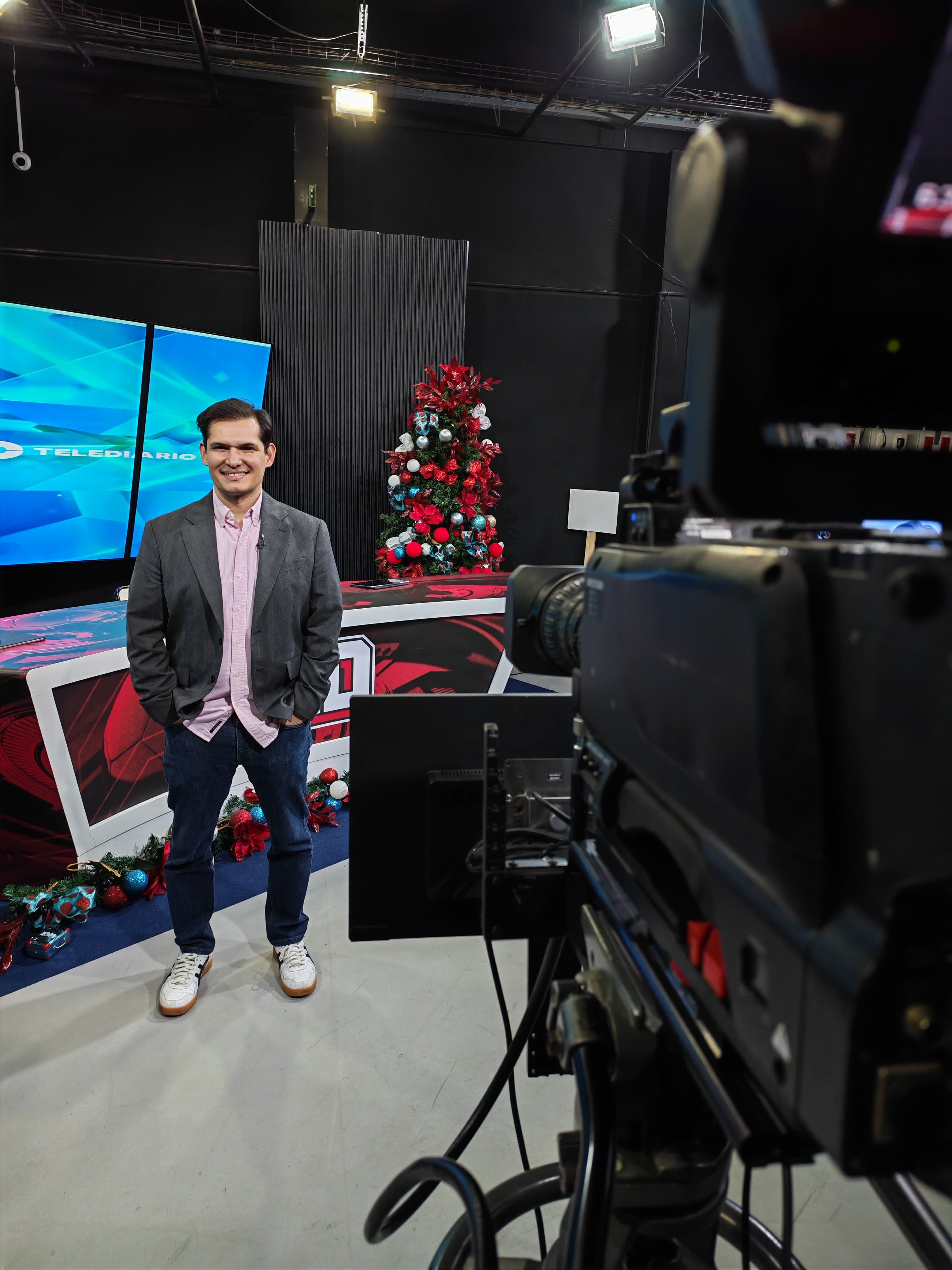 Periodista deportivo José Pablo Alfaro Rojas de Fútbol al día, de canal 8.