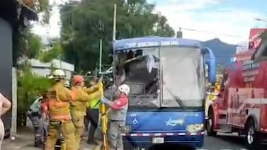 Bus choca violentamente contra árbol en Curridabat y varias personas resultan heridas