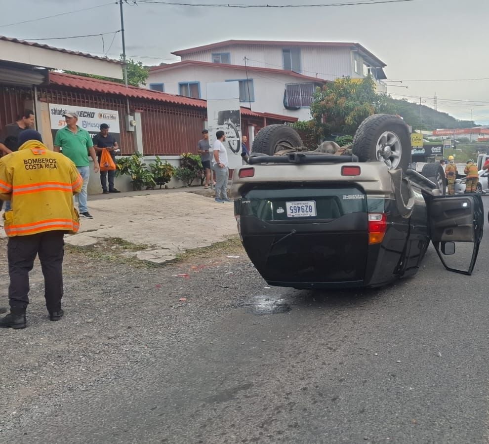 Dos niños y una mujer resultaron heridos al volcarse un carro