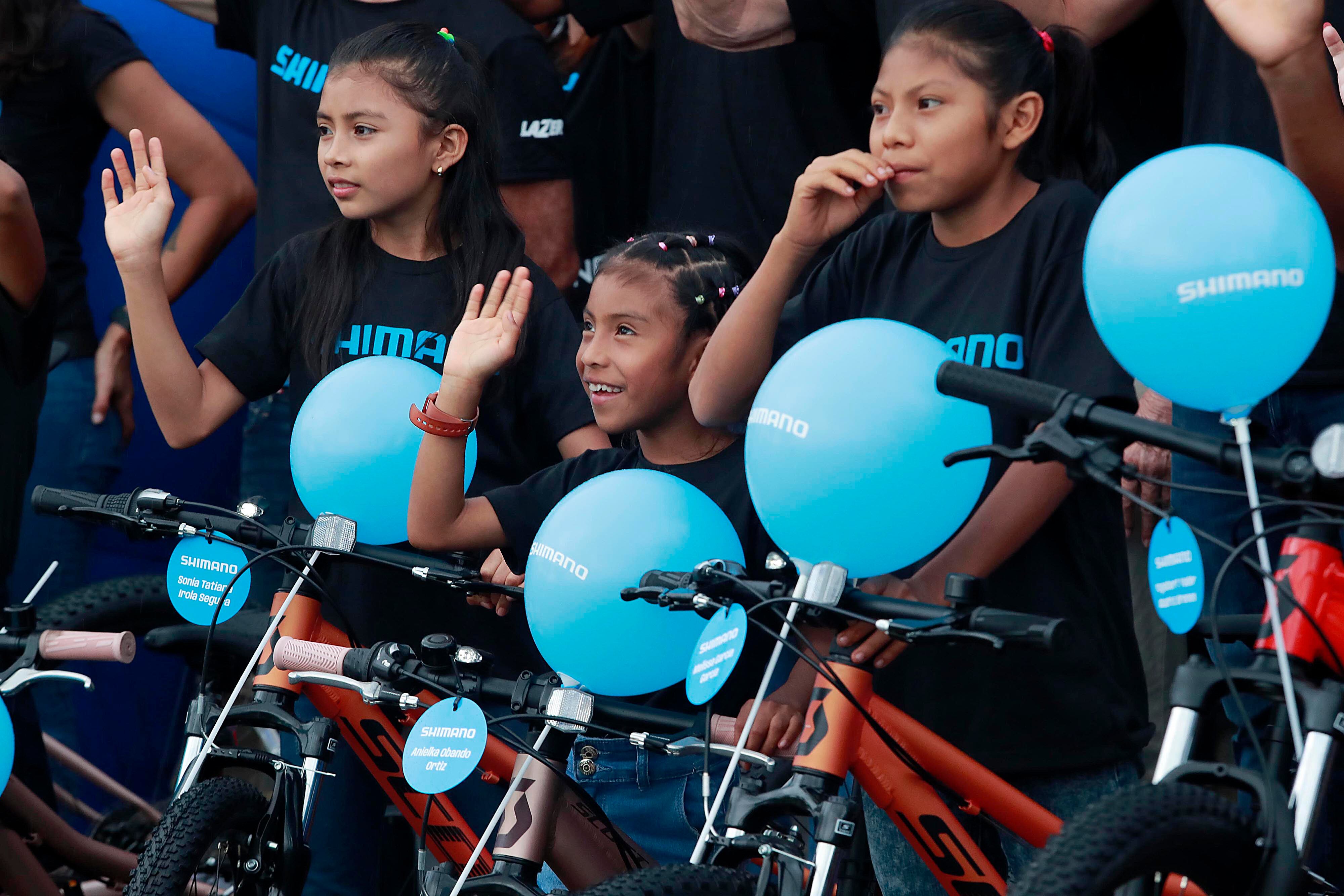 30/11/2023 Turrialba. Veinte estudiantes indígenas cabécar de Talamanca, destacados por su buen rendimiento académico, recibieron bicicleta, maletín, capa y botas de hule, como parte de un convenio entre Shimano y el Ministerio de Educación Pública. El acto se dio en el marco del cierre de la primera etapa de la Ruta de los Conquistadores, la competencia de ciclismo de montaña de renombre mundial, ahora conocida como La Ruta.