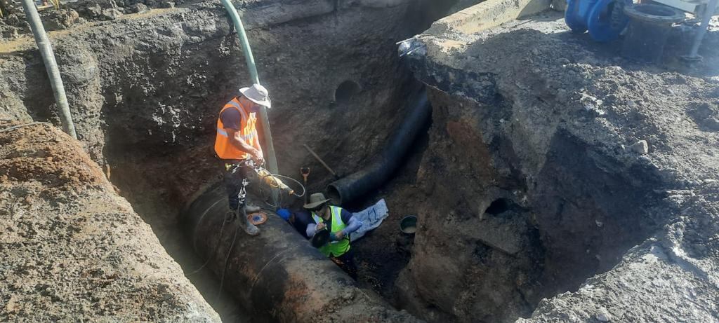 Dos cuadrillas de Acueductos y Alcantarillados (AyA), unos 12 trabajadores, se fajaron duro por 24 horas seguidas para arreglar una fuga que dejó sin agua a 45 mil familias de Alajuelita y Escazú, y que comprometía la apertura de los centros de votación