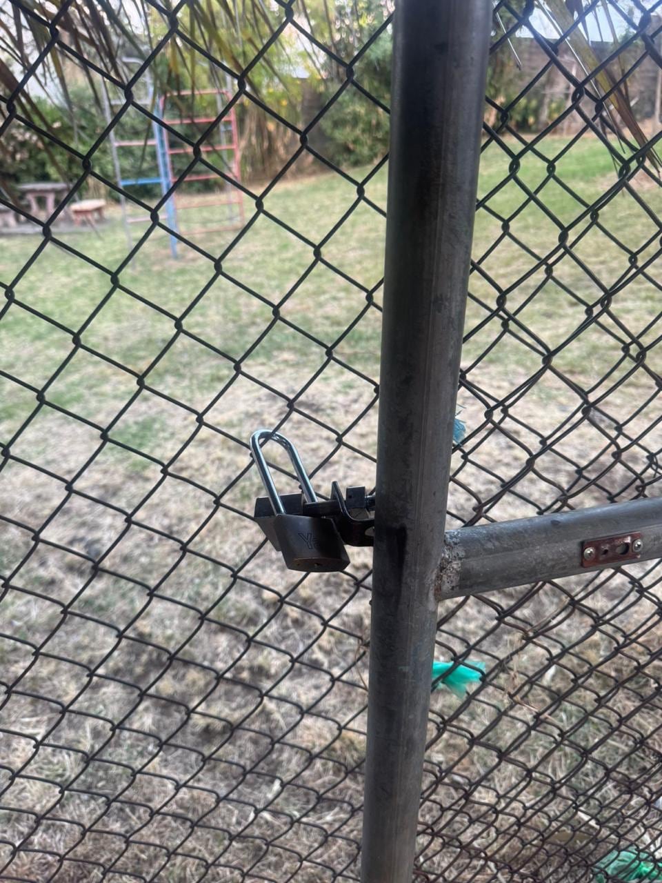 Vecinos denuncian que no les dejan usar el parque