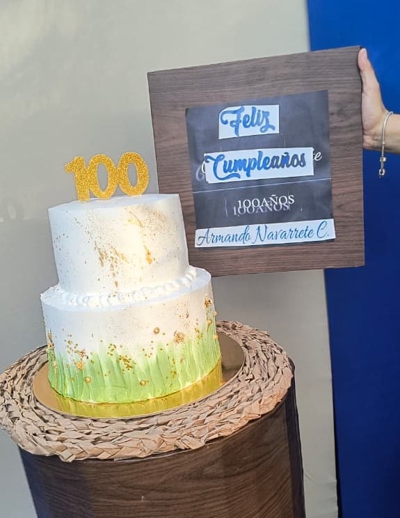 Armando Navarrete Cascante, de San Blas de Sardinal, en Carrillo, Guanacaste, decidió celebrar sus 100 años como se debe: con misa, cimarrona, pólvora, baile y el calor de una familia enorme que lo arropa y lo admira.
