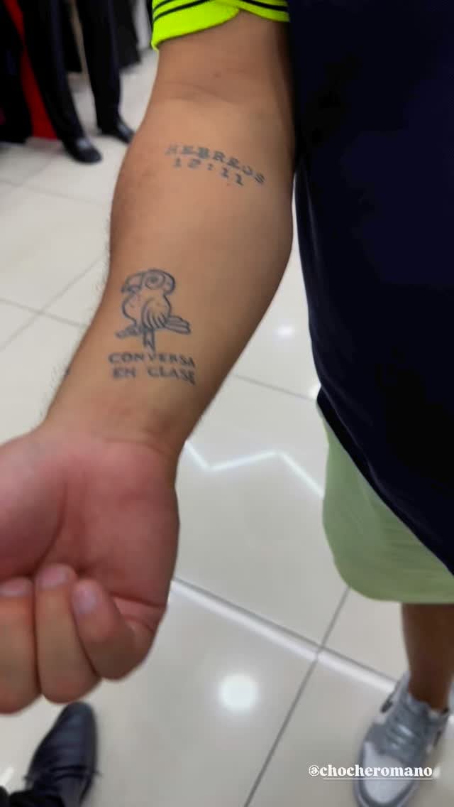 Choché Romano anda con un tatuaje nuevo.