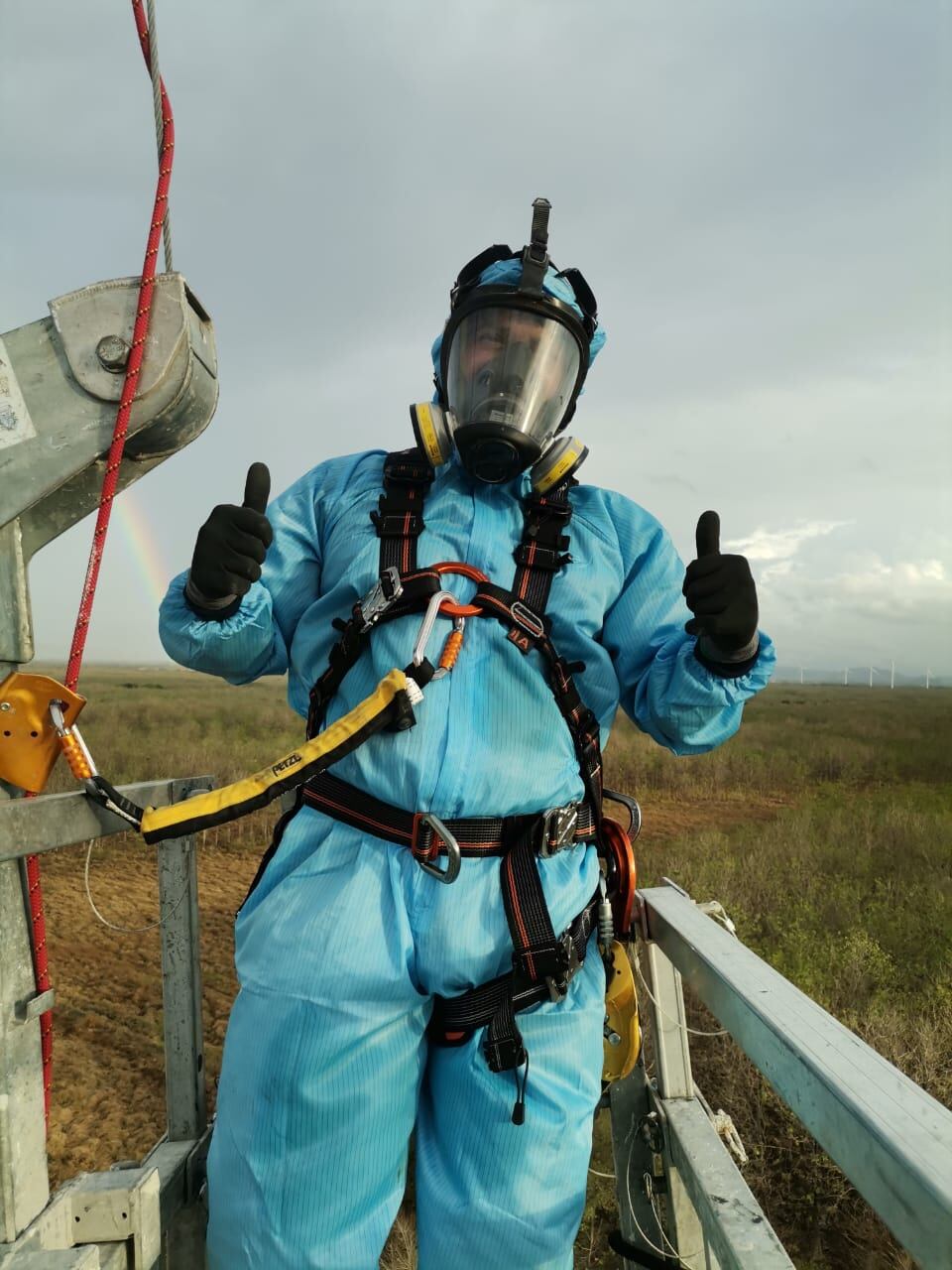 Félix Cabezas Ordoñez y Mauro Masis Solís, son técnicos que reparan y les dan mantenimiento a las torres eólicas propiedad de Coopeguanacaste y lo suyo es encaramarse hasta el puro cucurucho de esas torres cada vez que se necesita