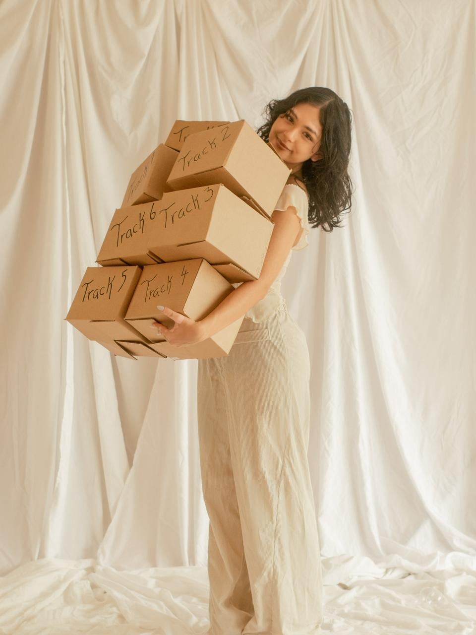 La cantante sancarleña Alisson Piedra lanzó su primer EP "Cajita de cartón"