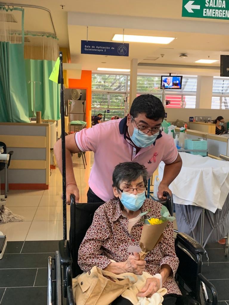 El Hospital México celebró el 19 de octubre del 2022, en la sección de quimioterapia, el Día Mundial de la Lucha contra el Cáncer de Mama. En la foto el periodista Marcelo Castro entregando florse a los pacientes.