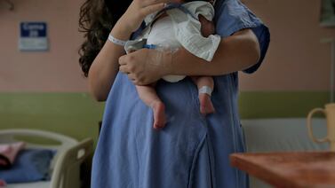 Proyecto busca poner un alto a las groserías que les hacen a mujeres a la hora del parto