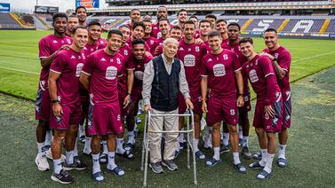 Un siglo de pasión morada: Saprissa sorprende a su hincha más longevo ¡Feliz cumpleaños don Francisco!