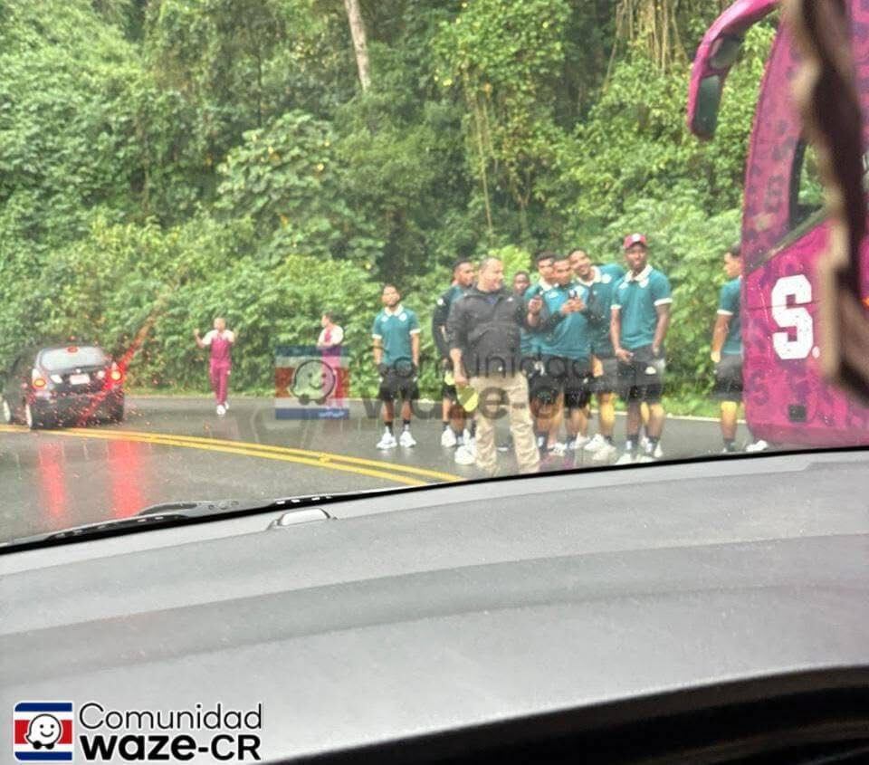 El bus en el que viajaba el Deportivo Saprissa, rumbo a Pérez Zeledón tuvo un accidente este viernes. Fotos tomadas de Comunidad Waze.