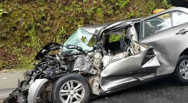 Choque en el cerro de la Muerte deja cuatro personas heridas. Foto Bomberos.
