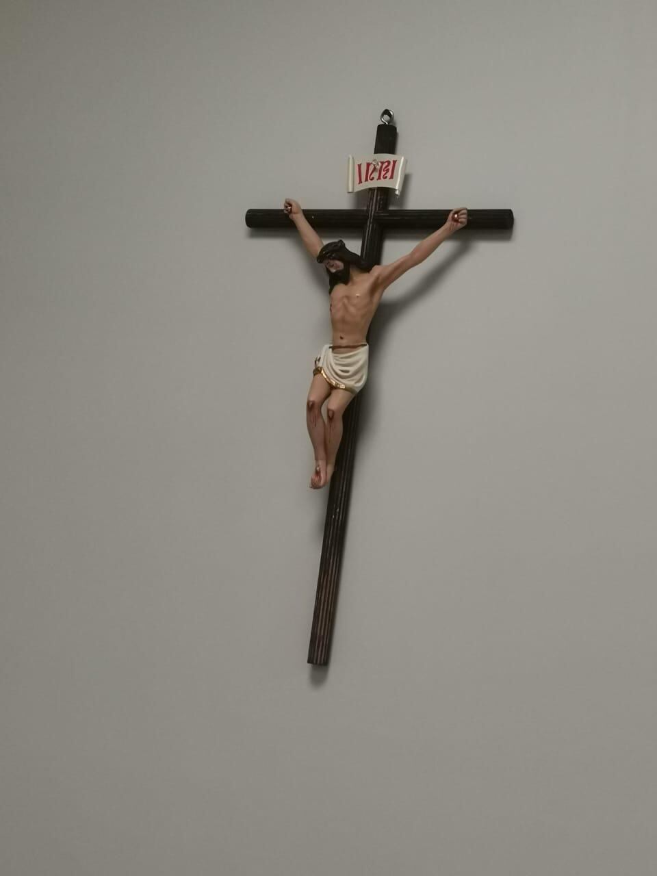 Una imagen del Santo Cristo en la cruz volvió a una de las paredes del Hospital México a pesar de que el director de ese centro médico dijo que no volvería jamás a ese lugar.