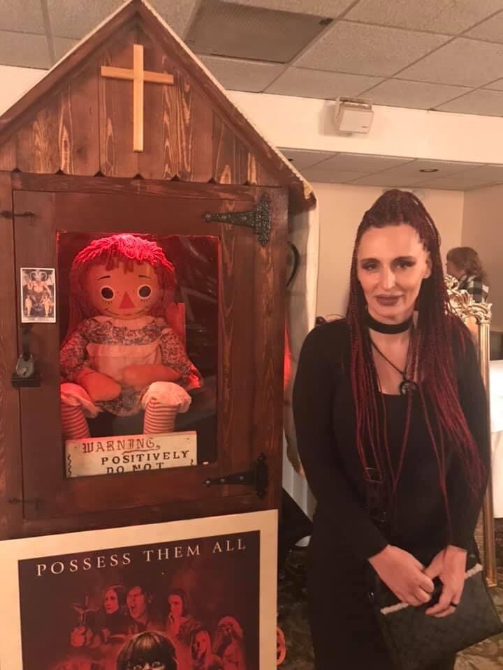 Keeyah Lynn, de 46 años, es una canadiense que dejó su vida de bruja blanca para convertirse en una religiosa católica, además, desde hace varios años ayuda al padre Platón Angelakis en sus exorcismos y en el duro trabajo de mantener en su encierro a la muñeca Annabelle.